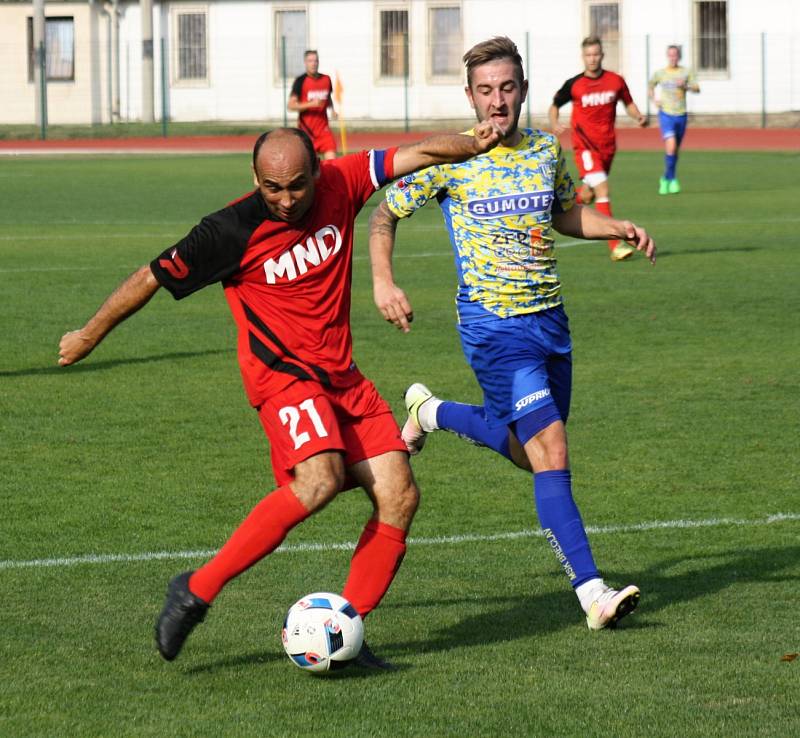 Hodonínští fotbalisté (v červených dresech) porazili v derby Břeclav 2:1 a bez ztráty bodu vládnou divizi D. Sobotní duel sledovalo na stadionu U Červených domků 485 diváků.