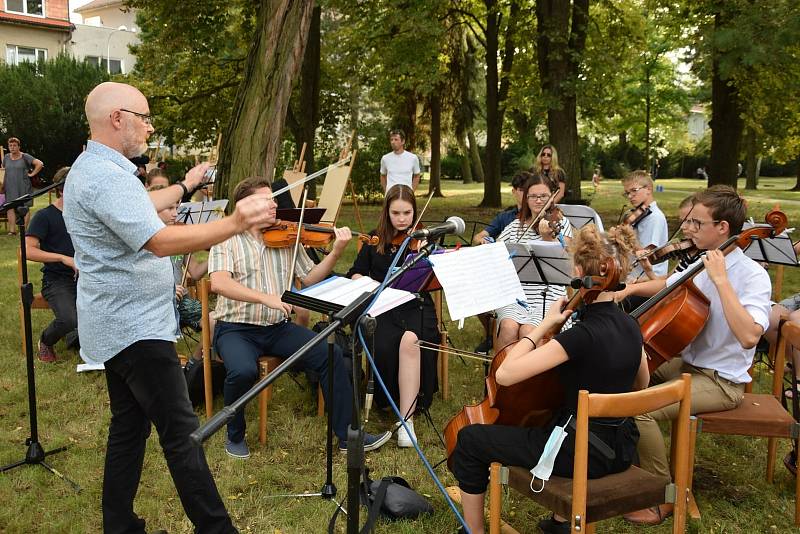 Netradiční způsob veřejného projednávání o podobě parku uskutečnili představitelé Hodonína. S lidmi se sešli přímo na místě.