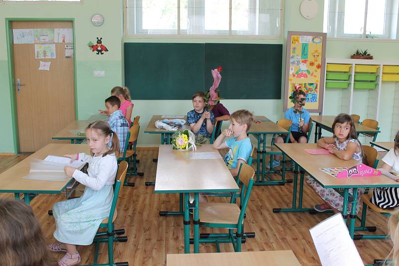 Žáci třídy 1.C hodonínské školy U Červených domků dostali své první vysvědčení. Foto: Denik/Kateřina Helešicová