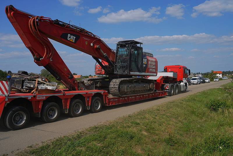 Odjezd hasičů ze Záchranného útvaru ČR z tornádem postižených obcích. Zásah jim skončil po 27 dnech. Zpět na základny konvoj techniky vyjel z Mikulčic za doprovodu policie přes D2 směr Brno, 21. července 2021