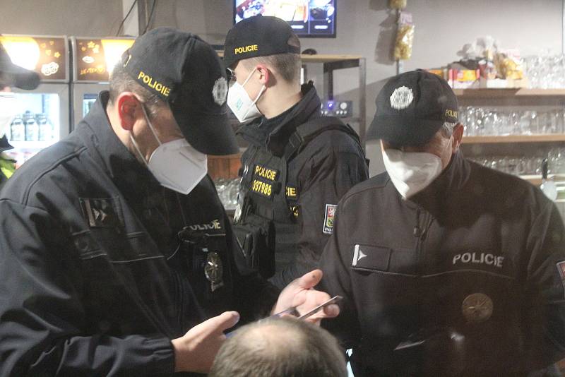 Policisté kontrolovali v Hodoníně dodržování krizových proticovidových opatření v pátek v noci a také pokutovali.