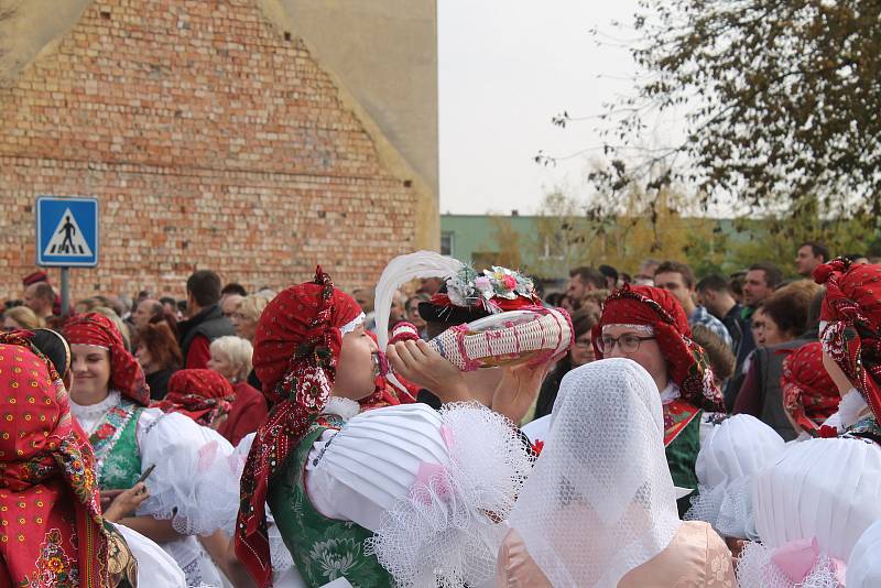 Krojovaní na hodech ve Vracově prošli celým městem.