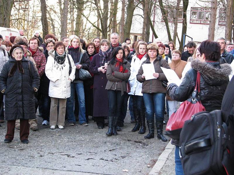 Podporu odvolanému primáři přišly projevit necelé dvě stovky lidí.