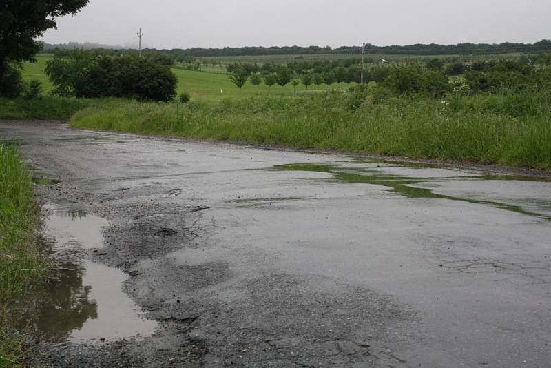Několikadenní déšť na Hodonínsku podmáčel pole. Na silnicích jsou místy ještě stále laguny a slabé potůčky vody. Hladina řeky Veličky je zvýšená. Na fotce je řeka za Strážnicí.
