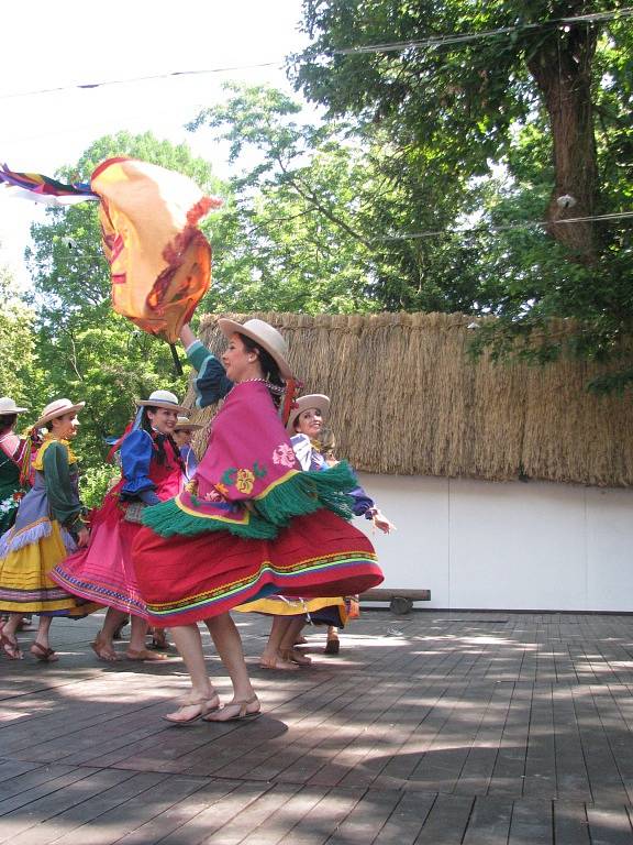 Předpremiérou pořadu Z krajin za obzorem odstartoval jubilejní sedmdesátý ročník Mezinárodního folklorního festivalu Strážnice 2015. Diváci v něm navštívili  nejen Evropu, ale také Latinskou Ameriku, Asii a Afriku. 