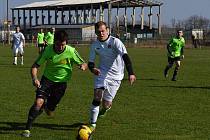 Fotbalisté Doních Bojanovich (v bílých dresech) hrají své domácí zápasy kvůli rekonstrukci hlavní plochy na vedlejším tréninkovém hřišti.