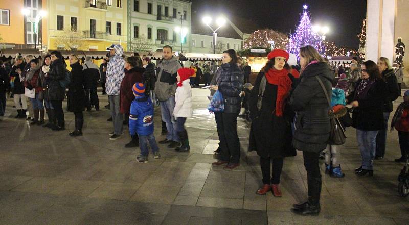 Lidé si na hodonínském Masarykově náměstí zazpívali koledy spolu se sbory Crescendo a Přípravným pěveckým sborem Základní umělecké školy Hodonín. 