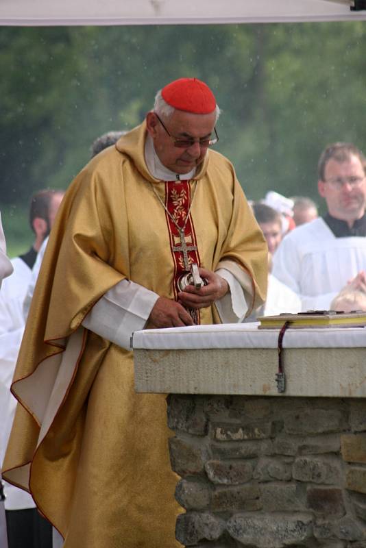 Cyrilometodějskou bohoslužbu na mikulčické akropoli vedl kardinál Miloslav Vlk. Ten připomněl také to, že za rok se bude oslavovat již 1250. výročí příchodu Cyrila a Metoděje.
