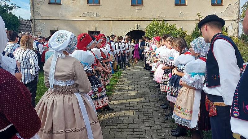 Krojovaná chasa na Svatováclavských hodech v Kostelci.