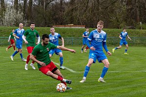 Fotbalisté Veselí nad Moravou (v modrém) podlehli 0:1 Hroznové Lhotě.