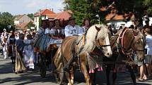 Krojovaný průvod na Horňáckých slavnostech ve Velké nad Veličkou.