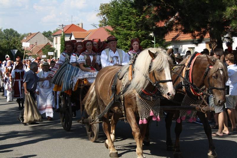 Krojovaný průvod na Horňáckých slavnostech ve Velké nad Veličkou.