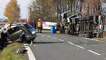 Vážná dopravní nehoda s tragickými následky se stala na silnici mezi Vracovem a Vlkošem. Při srážce osobního a nákladního auta zemřel jeden člověk.