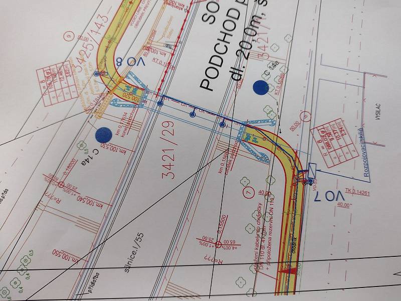 Silnice I/55 oddělující rohateckou Kolonii od samotné obce. Cyklistům a pěším má v budoucnu pomoci k překonání frekventované státní silnice podchod.