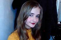Patnáctiletá Anna Bednaříková z Dubňan darovala své dlouhé vlasy onkologicky nemocnému dítěti.