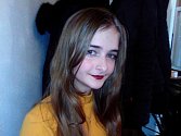 Patnáctiletá Anna Bednaříková z Dubňan darovala své dlouhé vlasy onkologicky nemocnému dítěti.