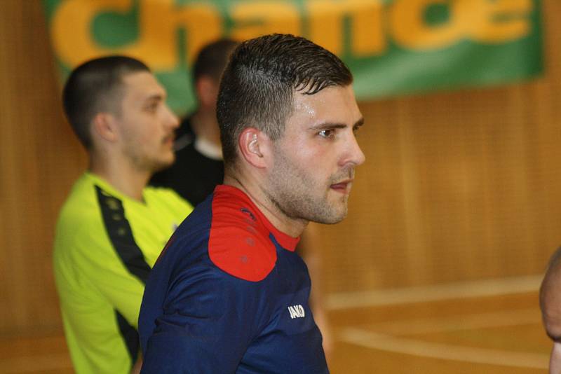Futsalisté Hodonína (v bílých dresech) prohráli v závěrečném zápase Chrudimi 2:4 a společně s Hradcem Královém sestoupili z první ligy.