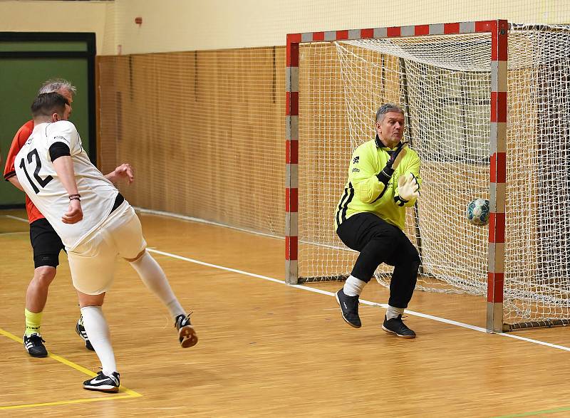 Patnáctý ročník halového turnaje ve fotbale hráčů nad padesát let ovládl Sigi Team.