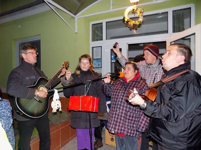 K Česko zpívá koledy se již tradičně připojují také klienti Zeleného domu pohody Hodonín.