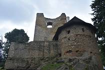 Jedna z tras vede ke zřícenině hradu Cimburk.