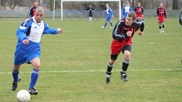 Veselský útočník Pollák (vlevo) při derby s Velkou.