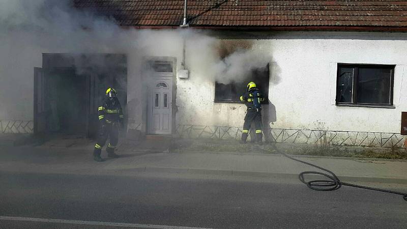 Požár rodinného domu ve Velkomoravské ulici v Moravském Písku.