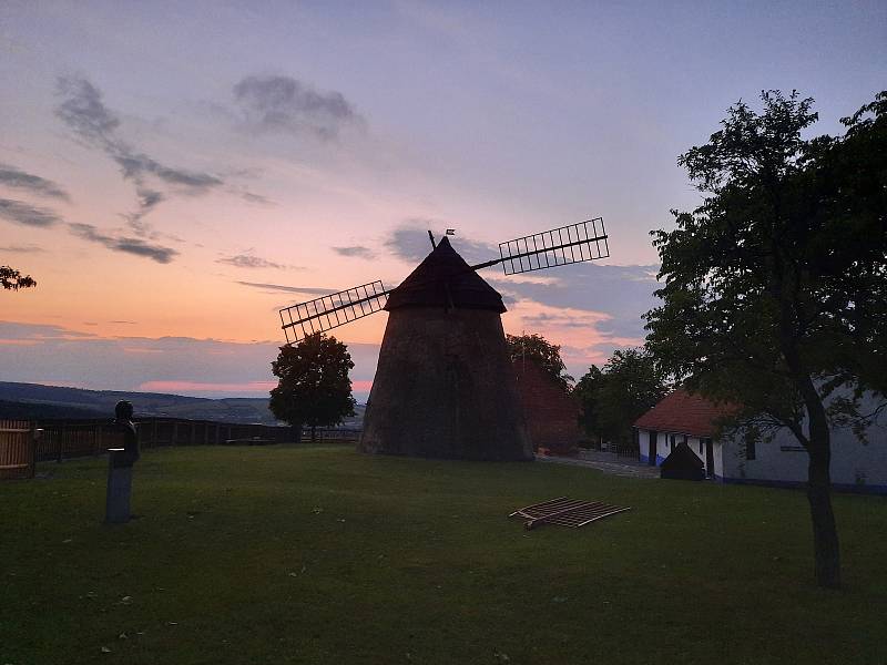 Větrný mlýn v Kuželově s rozbitým křídlem.