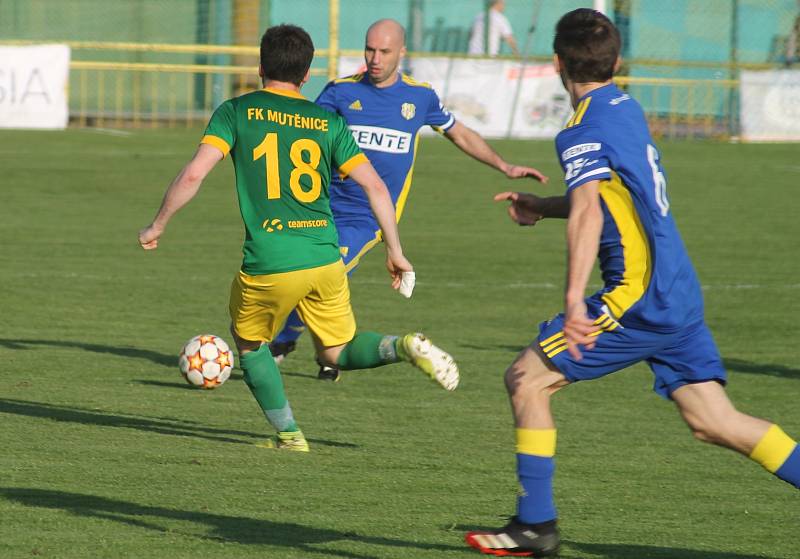 Fotbalisté Ratíškovic (v modrých dresech) podlehli v derby krajského přeboru Mutěnicím 0:3.