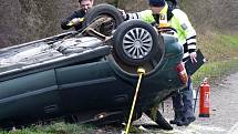 U Hodonína bouralo osobní auto, které skončilo na střeše. Tři lidi jsou zranění.