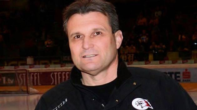 Sportovní manažer znojemských Orlů Rostislav Dočekal pomáhal trenérovi Jiřímu Režnarovi i jako asistent. 