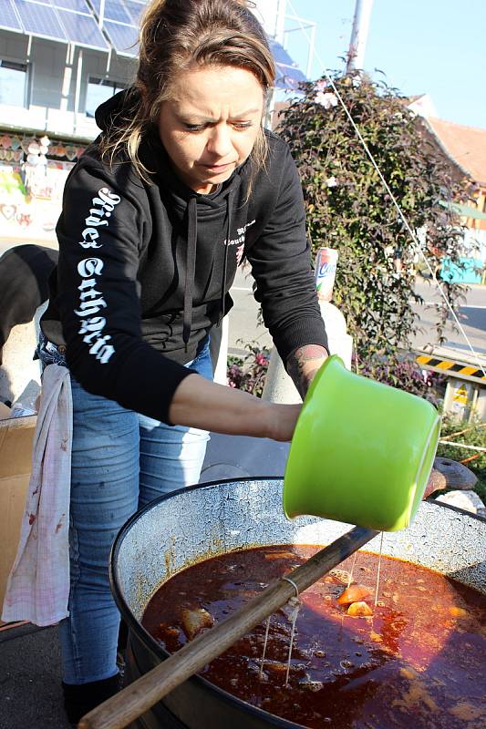 Již po osmé se v Prušánkách uskutečnil festival plný gulášů Gulášfest. V letošním roce se do akce zapojilo patnáct týmů, které připravovaly klasiku v podobě hovězího guláše, nechyběl ale ani segedínský či guláš z daňka nebo srnčího masa.