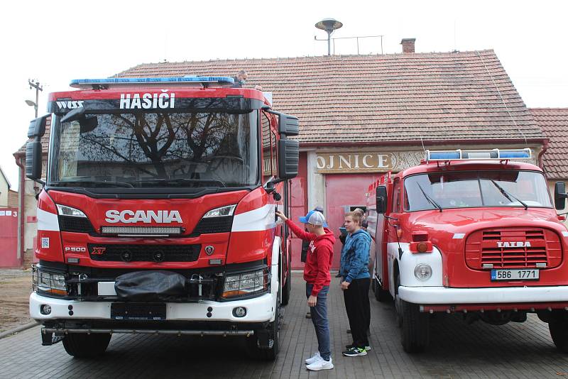 Nová cisterna rohateckých hasičů značky Scania. Vedle ní doposud sloužící čtyřicátnice Tatra.