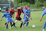 Fotbalisté KENu Veselí nad Moravou (v modrých dresech) zvítězili nad sousedními Vnorovy 3:2. Derby, které sledovalo téměř pět stovek diváků, hattrickem rozhodl zarazický útočník Michal Tobiáš. 