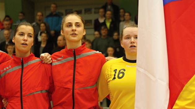 Mladá veselská spojka Jana Šustková (na snímku uprostřed) porážku českého juniorského týmu s Německem neodvrátila.