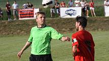 Fotbalisté Velké nad Veličkou (v červených dresech) si vítězství v první B třídě pojistili remízou 1:1 na hřišti Lovčic. Triumf v nejnižší krajské soutěži si vychutnávali společně s věrnými příznivci.