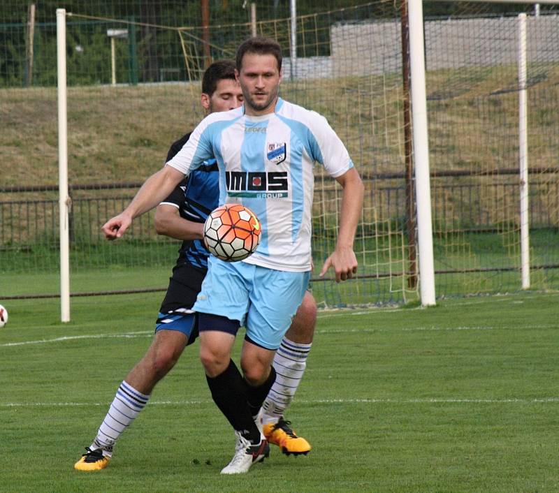 Fotbalisté FC Veselí nad Moravou (v bílých dresech) porazili v 5. kole první A třídy Kyjov 3:0. Domácí rozhodli derby třemi brankami v prvním poločase.