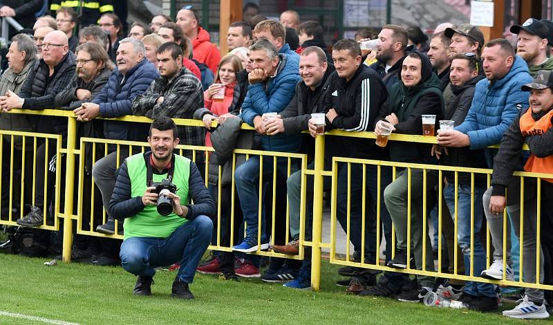 Fotbalisté Hroznové Lhoty (bíločervené dresy) v televizním duelu přehráli Vnorovy 5:1. Zápas na Zelničkách sledovalo 1500 diváků. Foto: Jaroslav Kicl