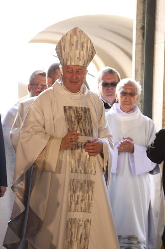 Uvedení Jana Graubnera do úřadu pražského arcibiskupa se účastnili i krojovaní a členové Orla ze Strážnice, kde arcibiskup vyrůstal.