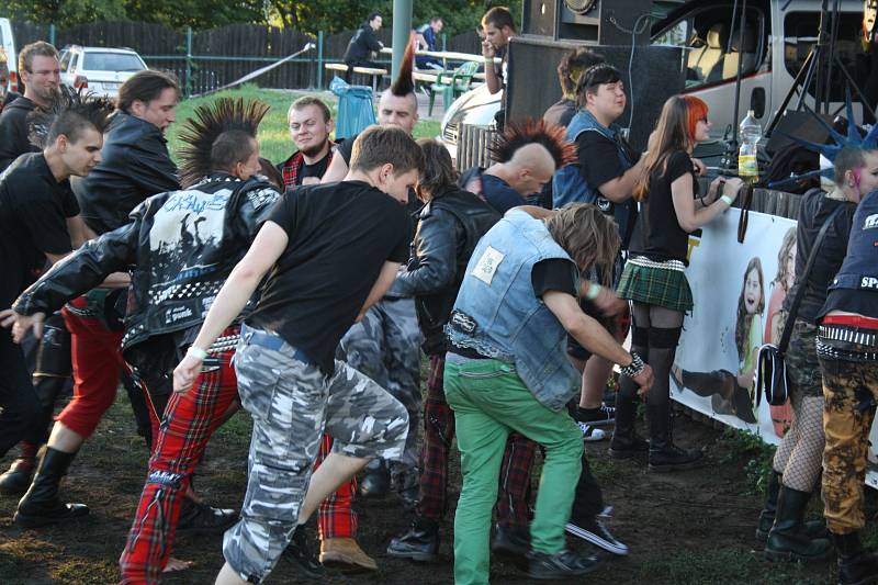 Hodonínská kapela Barikády z Popelnic v Dubňanech na Agrofestu.