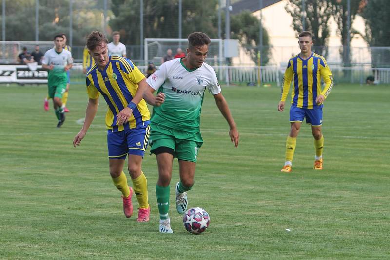 Fotbalisté Bzence (v zelených dresech) podlehli Baťovu 1:2.