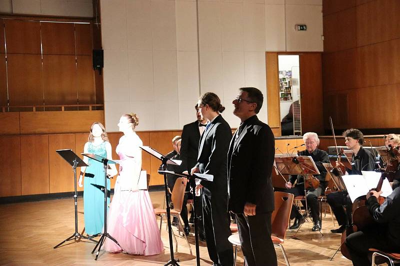 Český filharmonický sbor Brno a Orchestr Czech Virtuosi ve Strážnici.