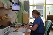 Zdravotníci kyjovské nemocnice mohou sledovat díky nových kardiotokografům s centrálním monitorem činnost srdce před porodem i během něj.