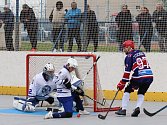 Hokejbalisté Hodonína (bílé dresy) prohráli ve druhém semifinále druhé ligy s Jihlavou 1:2 a stav je nerozhodný 1:1.