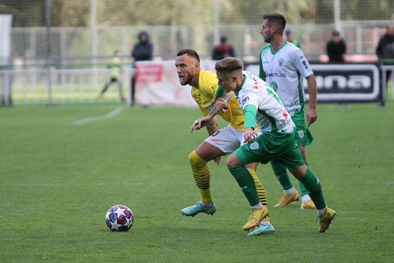 Bzenečtí fotbalisté (v bílozeleném) podlehli Karviné 1:2.