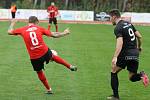 Hodonínští fotbalisté (v červeném) porazili Uherský Brod 3:0.