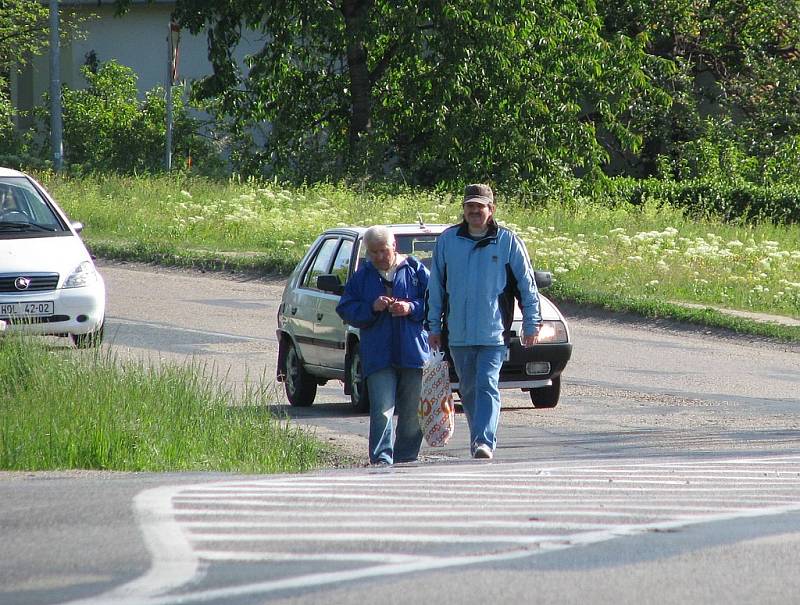 S pěšími se nepočítalo. Ke Kauflandu chodí podél silnice, nebo ji nekontrolovaně přebíhají.