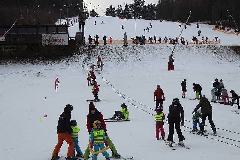 První lyžařská sobota roku 2022 ve Skiparku Filipov.