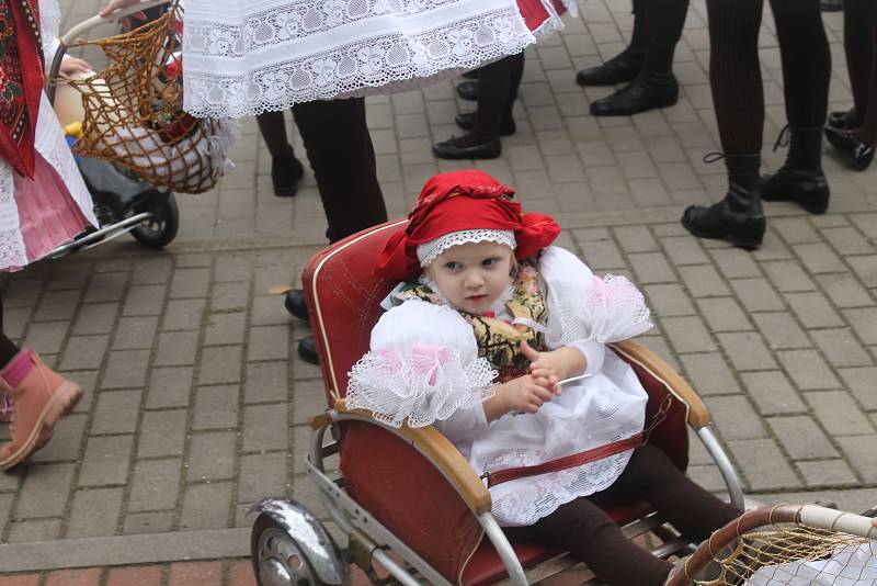 Krojovaní na hodech ve Vracově prošli celým městem.