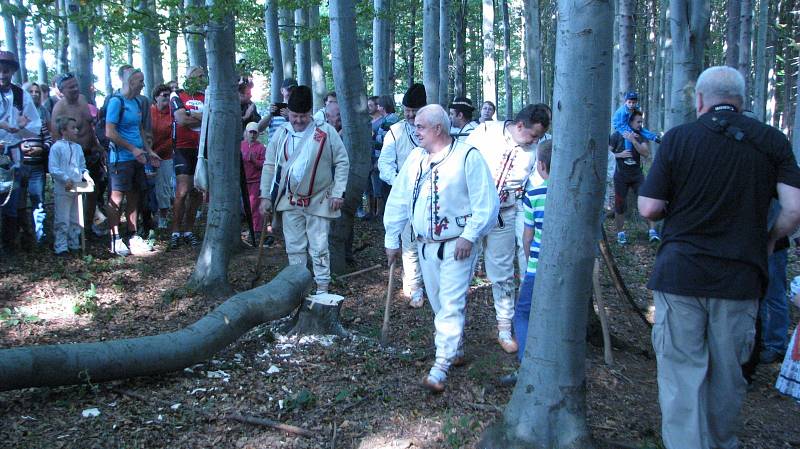 Po vzoru starých sáharů, jak se říkalo dřevorubcům, vyšli Novolhoťané na Kubíkův vrch, kde uťali strom, opekli špek a popili bylinný čaj. Večer na kulturním domě předvedli tance členové slovenského folklorního souboru Brezovan.