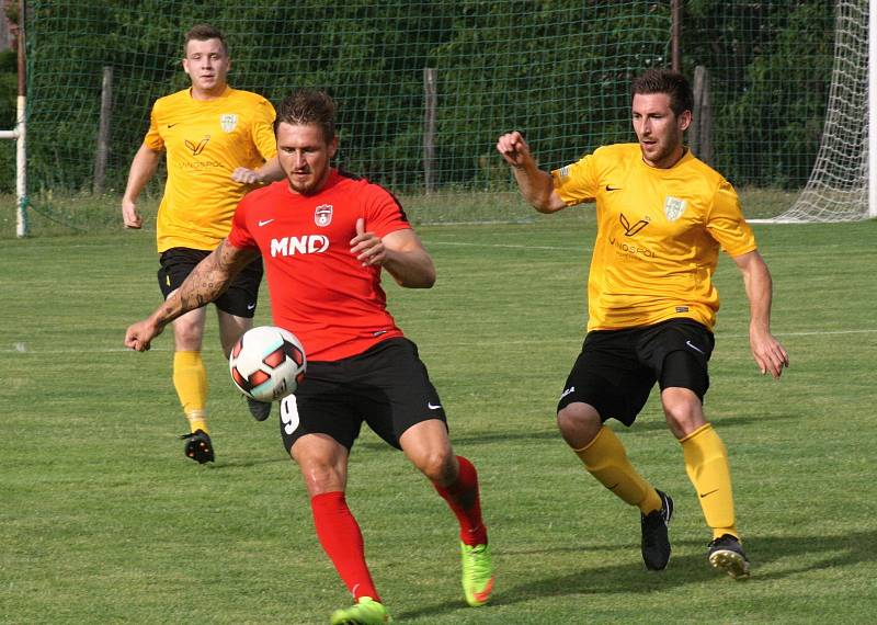 Fotbalisté třetiligového Hodonína (v červených dresech) si na úvod letní přípravy poradili se sousedními Mutěnice, které na hřišti v Lužicích přehráli jasně 6:0.